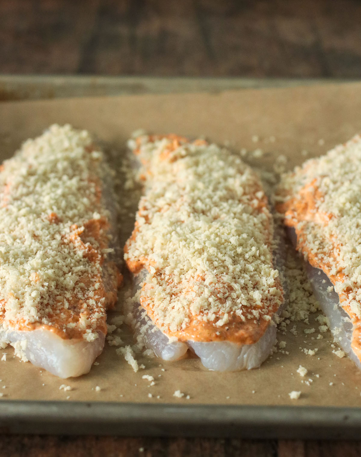 The fish arranged in the baking tray.